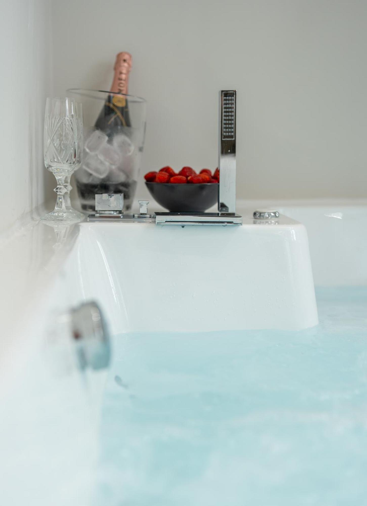 Derouse Othon Suite With Hydromassage Jacuzzi เอเธนส์ ภายนอก รูปภาพ